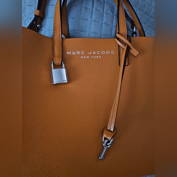 Marc Jacobs Mini Grind Tote with The Groove Card Case - Picture 2 of 10